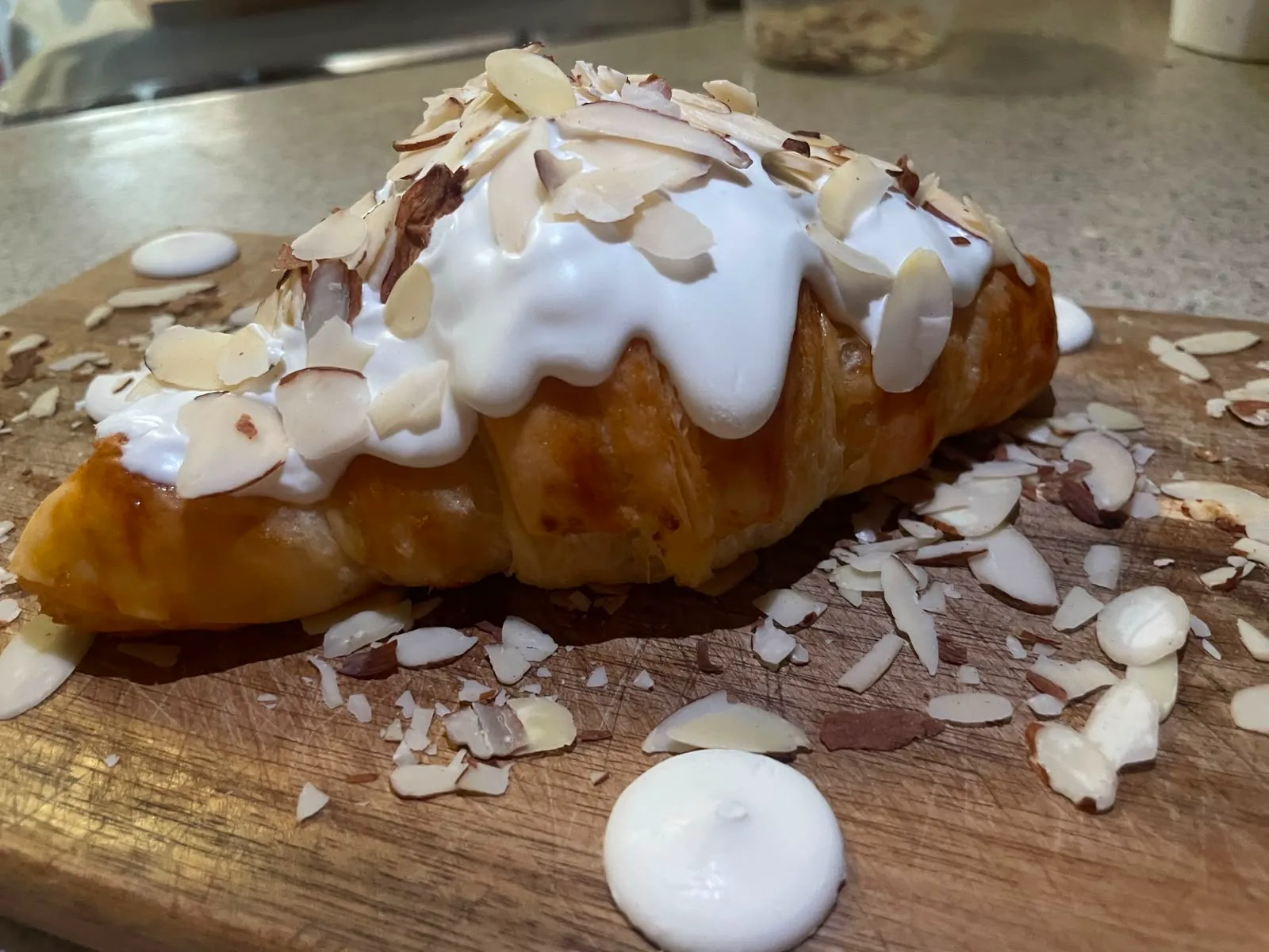 Croissant Chocolate Almendra cubierto de chocolate blanco y almendras